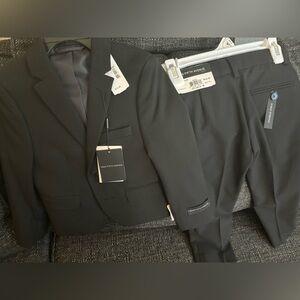 3T black Saks fifth avenue boys Suit
Great for formal event